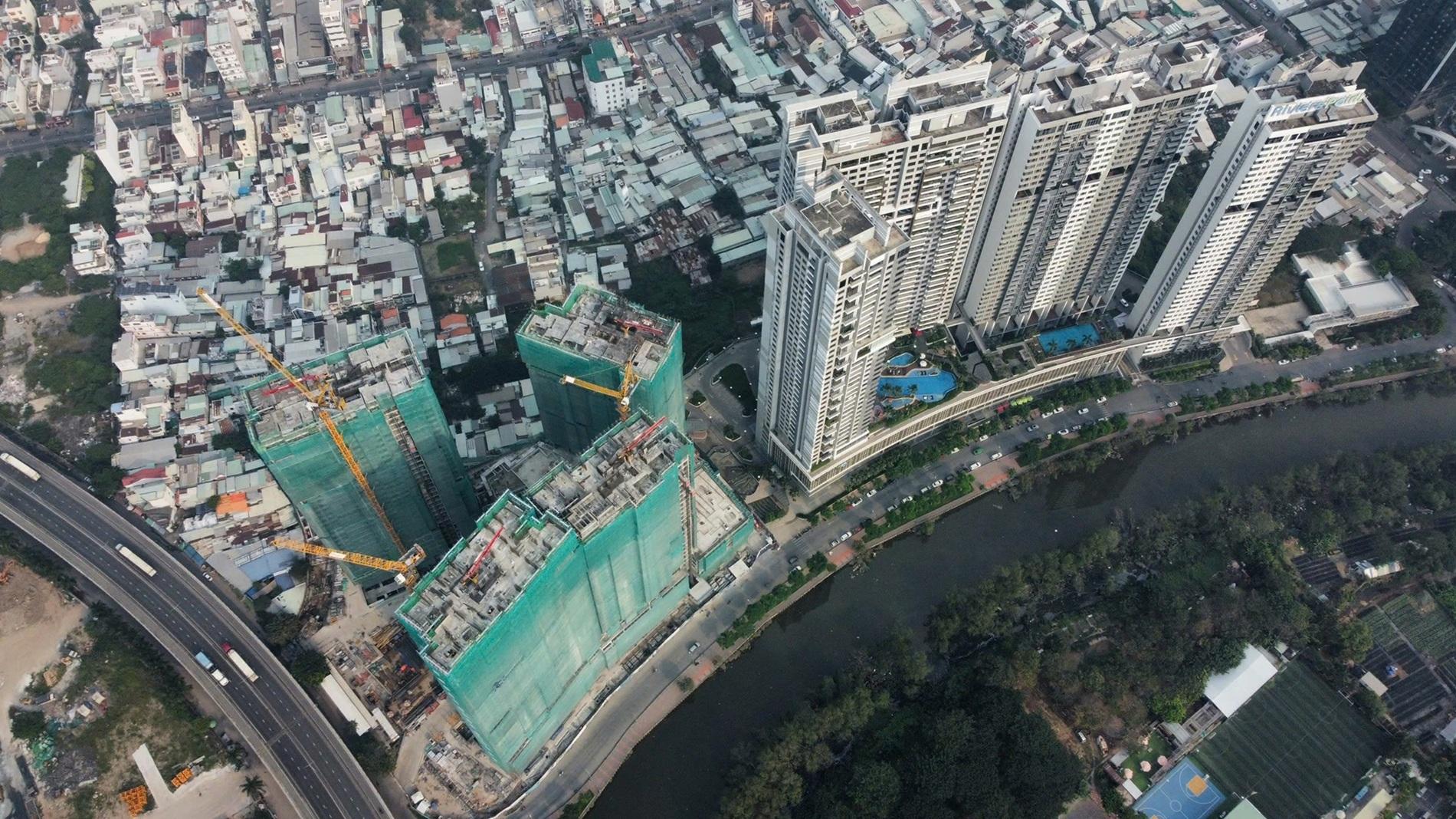3. The Infiniti nhìn từ trên cao. Bên phải là khu căn hộ The View - giai đoạn thứ 2 của dự án Riviera Point.