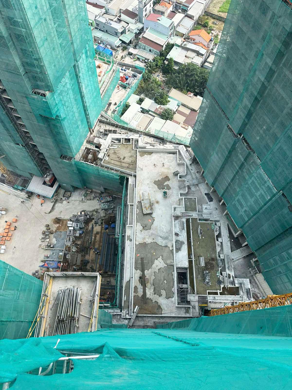 9. Hoàn thành công tác bê tông dầm sàn khối đế tại tầng 6 và khu vực hồ bơi.