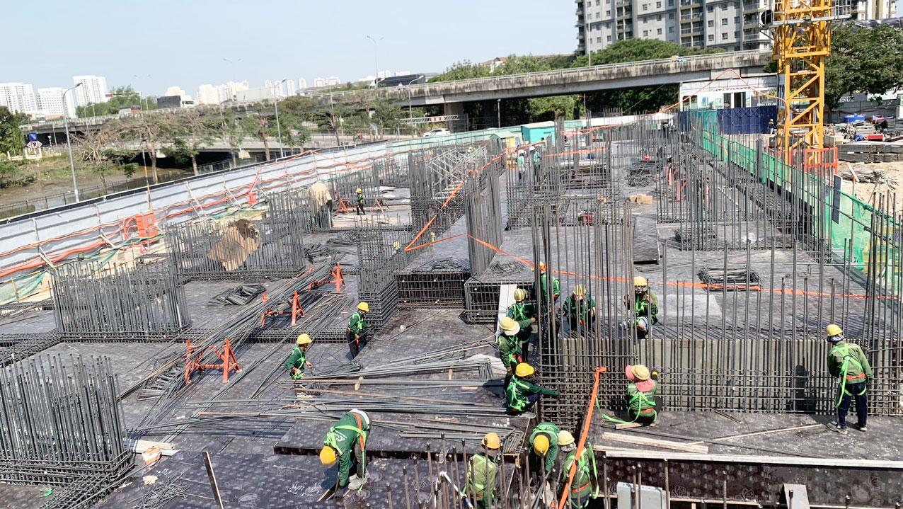 5. Lắp đặt cốp pha và cốt thép sàn tầng 1 (Tháp 11)
