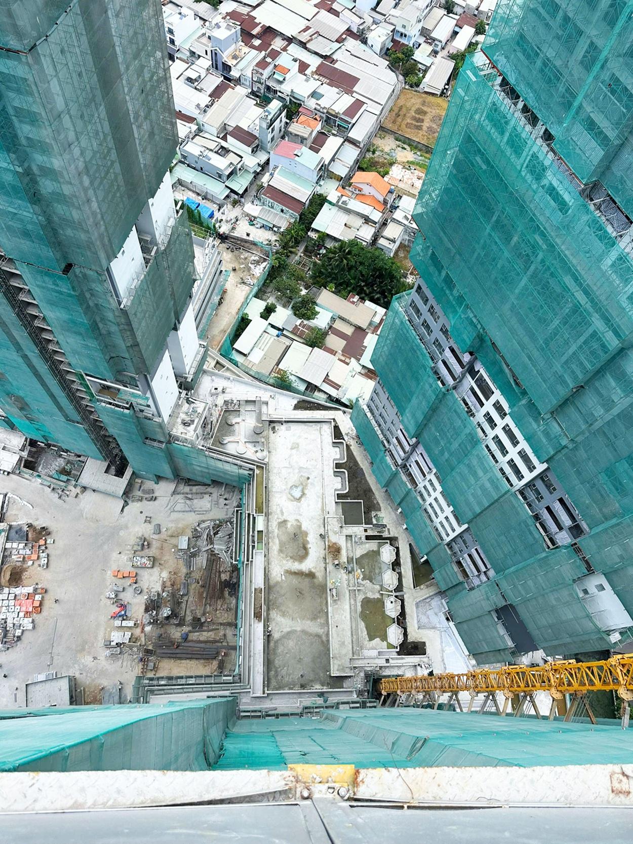 11. Khối đế giữa tháp 9 và 12.