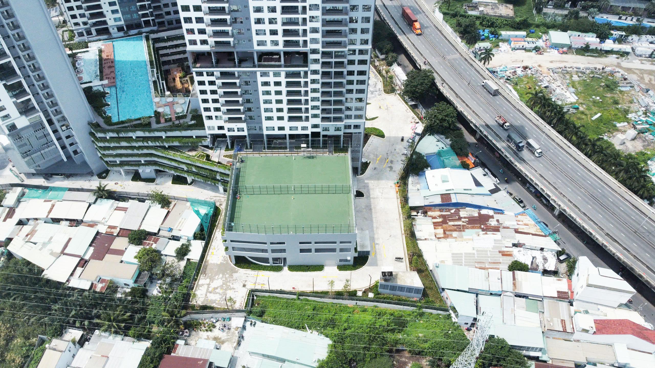 7. Sân tennis tại tầng 4.